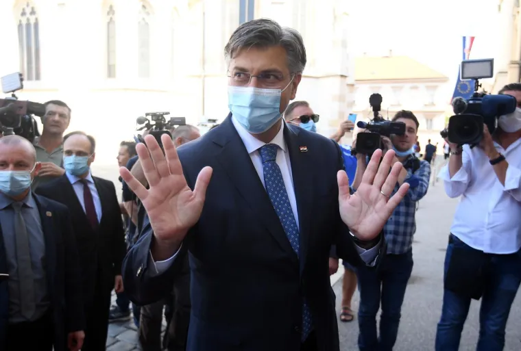 KONSTITUIRAJUĆA SJEDNICA 10. SAZIVA HRVATSKOG SABORA: Maske i socijalna distanca u saborskim klupama