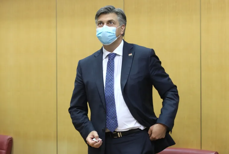 KONSTITUIRAJUĆA SJEDNICA 10. SAZIVA HRVATSKOG SABORA: Maske i socijalna distanca u saborskim klupama