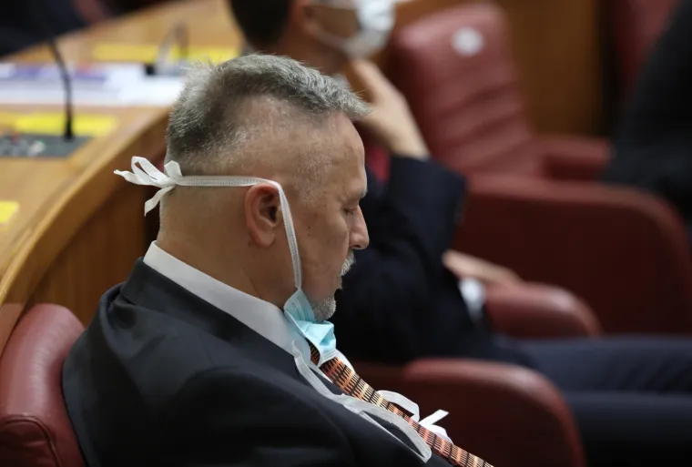 KONSTITUIRAJUĆA SJEDNICA 10. SAZIVA HRVATSKOG SABORA: Maske i socijalna distanca u saborskim klupama