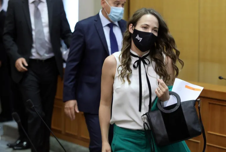 KONSTITUIRAJUĆA SJEDNICA 10. SAZIVA HRVATSKOG SABORA: Maske i socijalna distanca u saborskim klupama