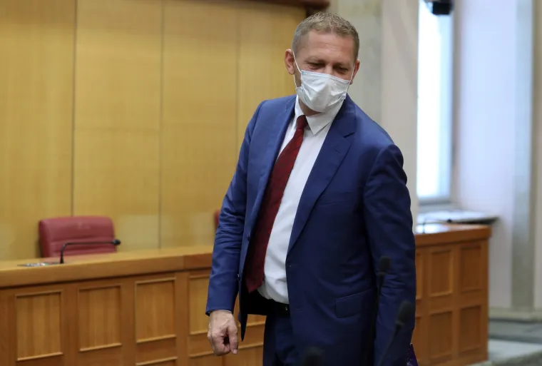 KONSTITUIRAJUĆA SJEDNICA 10. SAZIVA HRVATSKOG SABORA: Maske i socijalna distanca u saborskim klupama