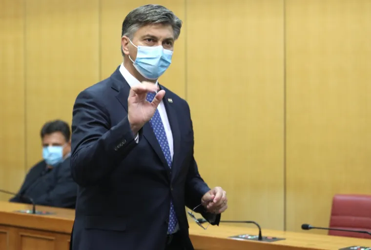 KONSTITUIRAJUĆA SJEDNICA 10. SAZIVA HRVATSKOG SABORA: Maske i socijalna distanca u saborskim klupama