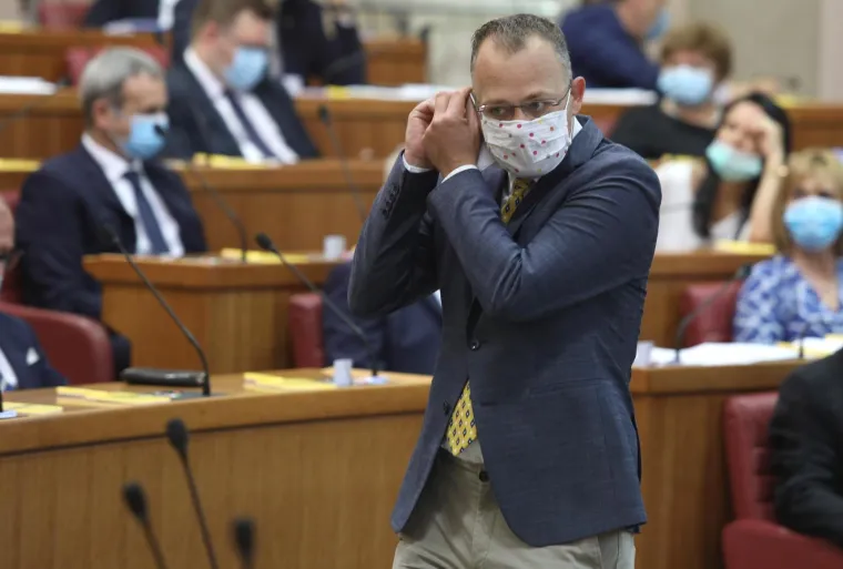 KONSTITUIRAJUĆA SJEDNICA 10. SAZIVA HRVATSKOG SABORA: Maske i socijalna distanca u saborskim klupama