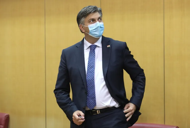 KONSTITUIRAJUĆA SJEDNICA 10. SAZIVA HRVATSKOG SABORA: Maske i socijalna distanca u saborskim klupama