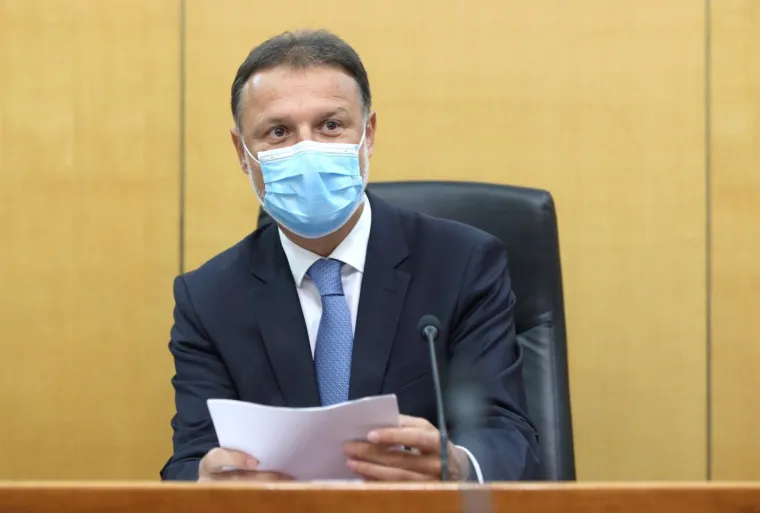 KONSTITUIRAJUĆA SJEDNICA 10. SAZIVA HRVATSKOG SABORA: Maske i socijalna distanca u saborskim klupama