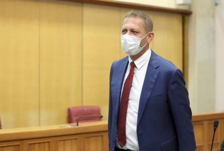 KONSTITUIRAJUĆA SJEDNICA 10. SAZIVA HRVATSKOG SABORA: Maske i socijalna distanca u saborskim klupama