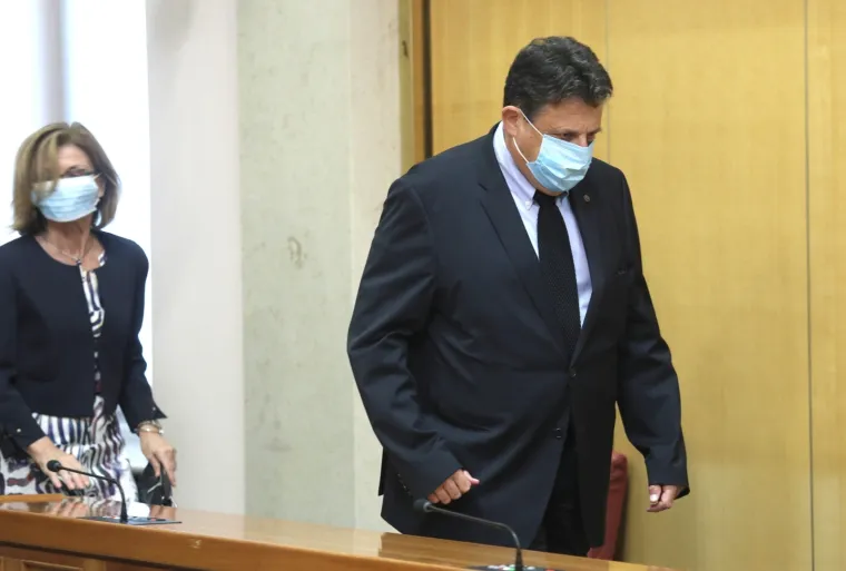 KONSTITUIRAJUĆA SJEDNICA 10. SAZIVA HRVATSKOG SABORA: Maske i socijalna distanca u saborskim klupama