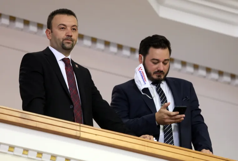 KONSTITUIRAJUĆA SJEDNICA 10. SAZIVA HRVATSKOG SABORA: Maske i socijalna distanca u saborskim klupama