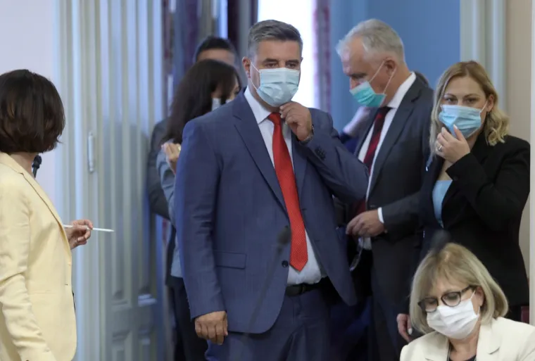 KONSTITUIRAJUĆA SJEDNICA 10. SAZIVA HRVATSKOG SABORA: Maske i socijalna distanca u saborskim klupama