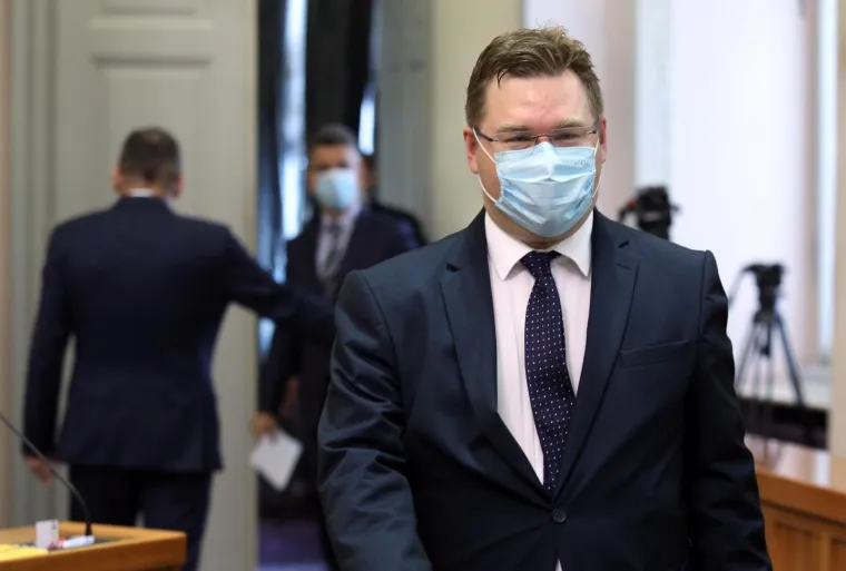 KONSTITUIRAJUĆA SJEDNICA 10. SAZIVA HRVATSKOG SABORA: Maske i socijalna distanca u saborskim klupama