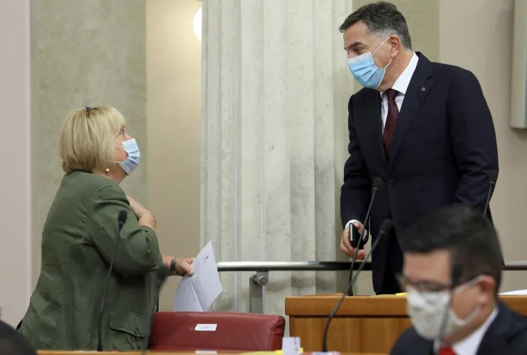 KONSTITUIRAJUĆA SJEDNICA 10. SAZIVA HRVATSKOG SABORA: Maske i socijalna distanca u saborskim klupama