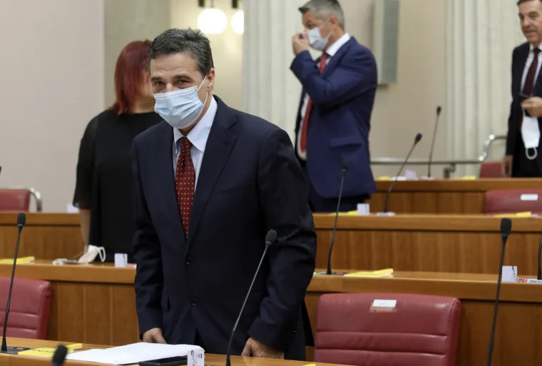 KONSTITUIRAJUĆA SJEDNICA 10. SAZIVA HRVATSKOG SABORA: Maske i socijalna distanca u saborskim klupama