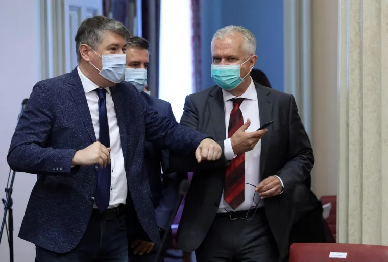 KONSTITUIRAJUĆA SJEDNICA 10. SAZIVA HRVATSKOG SABORA: Maske i socijalna distanca u saborskim klupama