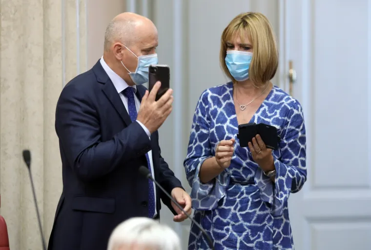 KONSTITUIRAJUĆA SJEDNICA 10. SAZIVA HRVATSKOG SABORA: Maske i socijalna distanca u saborskim klupama