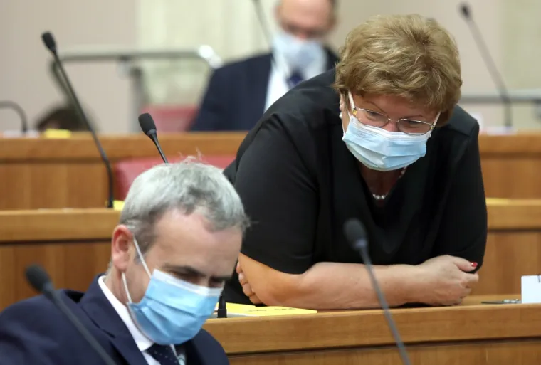 KONSTITUIRAJUĆA SJEDNICA 10. SAZIVA HRVATSKOG SABORA: Maske i socijalna distanca u saborskim klupama