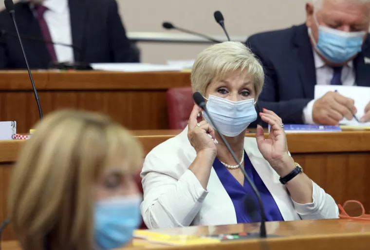 KONSTITUIRAJUĆA SJEDNICA 10. SAZIVA HRVATSKOG SABORA: Maske i socijalna distanca u saborskim klupama