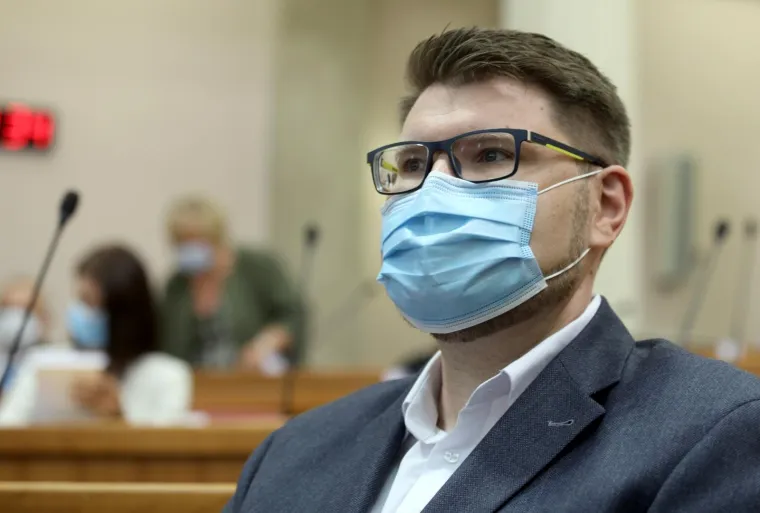 KONSTITUIRAJUĆA SJEDNICA 10. SAZIVA HRVATSKOG SABORA: Maske i socijalna distanca u saborskim klupama