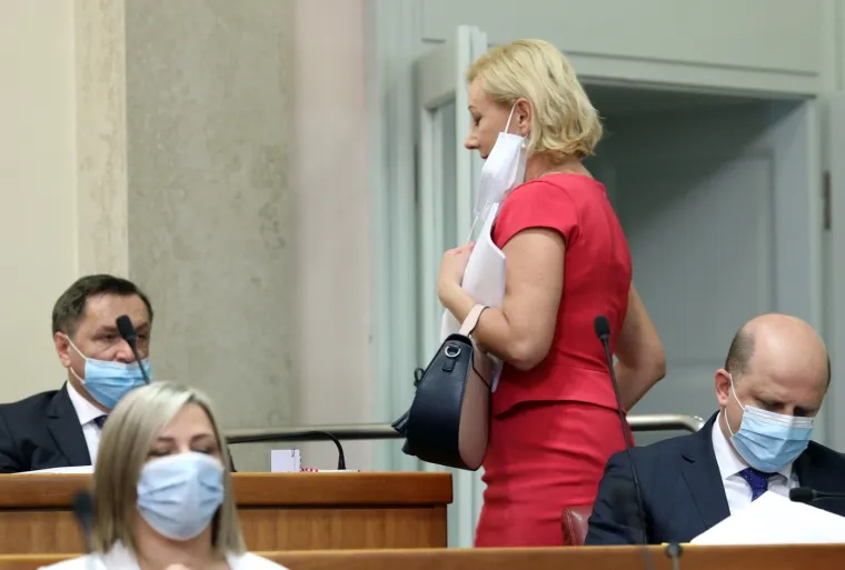 KONSTITUIRAJUĆA SJEDNICA 10. SAZIVA HRVATSKOG SABORA: Maske i socijalna distanca u saborskim klupama
