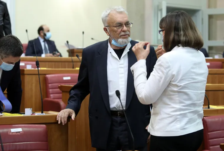 KONSTITUIRAJUĆA SJEDNICA 10. SAZIVA HRVATSKOG SABORA: Maske i socijalna distanca u saborskim klupama