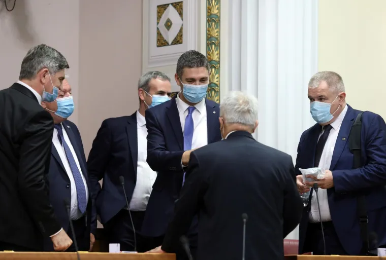 KONSTITUIRAJUĆA SJEDNICA 10. SAZIVA HRVATSKOG SABORA: Maske i socijalna distanca u saborskim klupama
