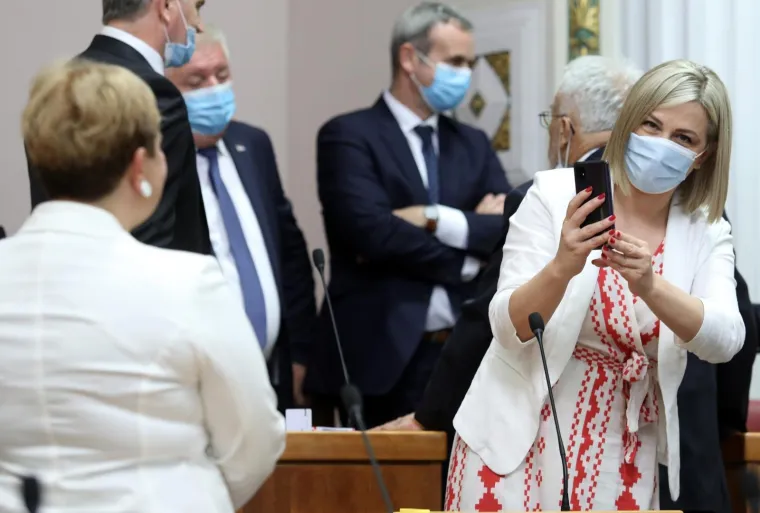 KONSTITUIRAJUĆA SJEDNICA 10. SAZIVA HRVATSKOG SABORA: Maske i socijalna distanca u saborskim klupama