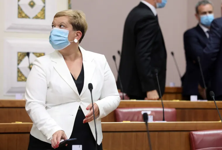 KONSTITUIRAJUĆA SJEDNICA 10. SAZIVA HRVATSKOG SABORA: Maske i socijalna distanca u saborskim klupama