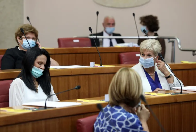 KONSTITUIRAJUĆA SJEDNICA 10. SAZIVA HRVATSKOG SABORA: Maske i socijalna distanca u saborskim klupama