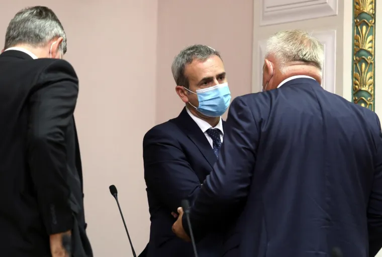 KONSTITUIRAJUĆA SJEDNICA 10. SAZIVA HRVATSKOG SABORA: Maske i socijalna distanca u saborskim klupama