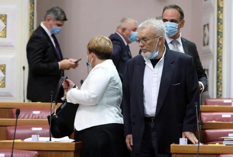 KONSTITUIRAJUĆA SJEDNICA 10. SAZIVA HRVATSKOG SABORA: Maske i socijalna distanca u saborskim klupama
