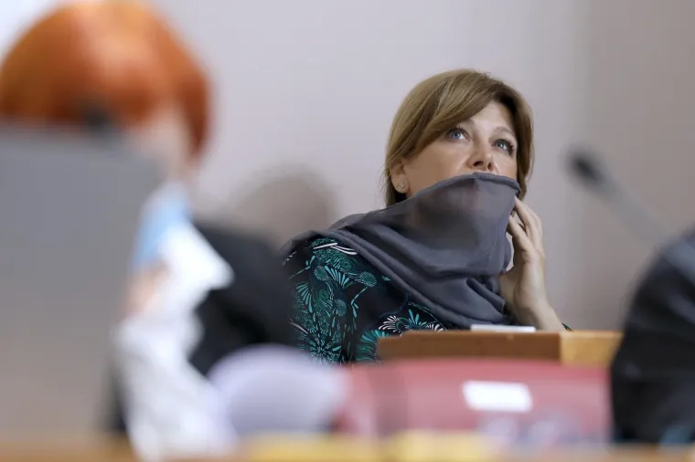 U saboru je ipak danas povremeno prebacivala maramu koju nosi oko vrata preko usta i to kada je postavljala pitanje mandataru Plenkoviću.