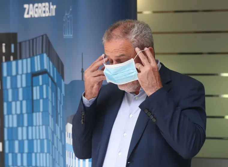 Jel možete vjerovati da Bandić jo&scaron; uvijek ima problema sa stavljanjem maske?!