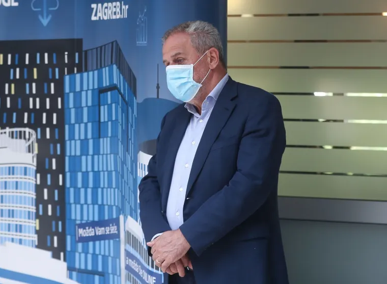 Jel možete vjerovati da Bandić jo&scaron; uvijek ima problema sa stavljanjem maske?!