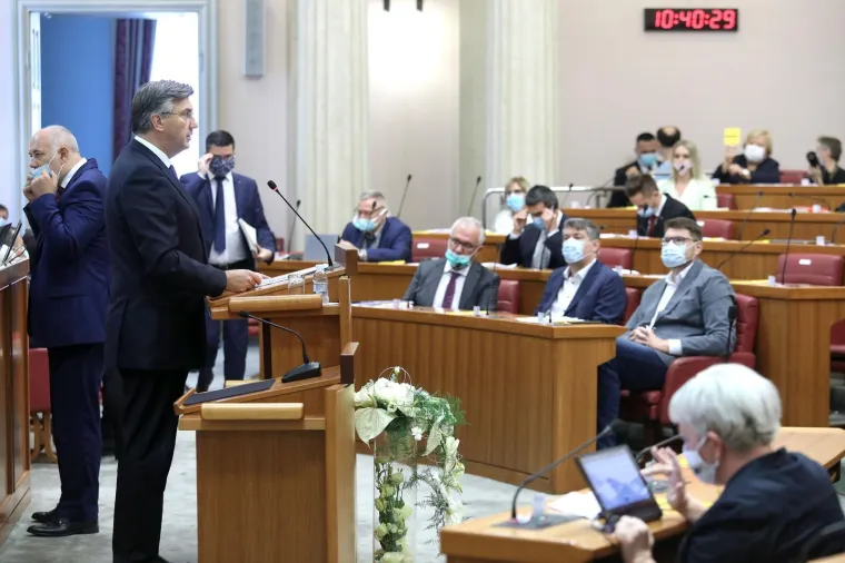 Za njega pravila ne vrijede? Plenković predstavljao program Vlade bez maske na licu, Zekanoviću se to nije svidjelo