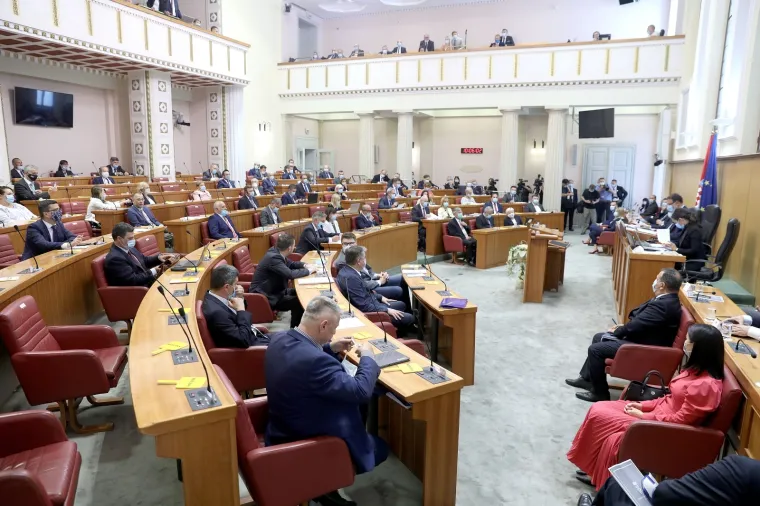 Za njega pravila ne vrijede? Plenković predstavljao program Vlade bez maske na licu, Zekanoviću se to nije svidjelo