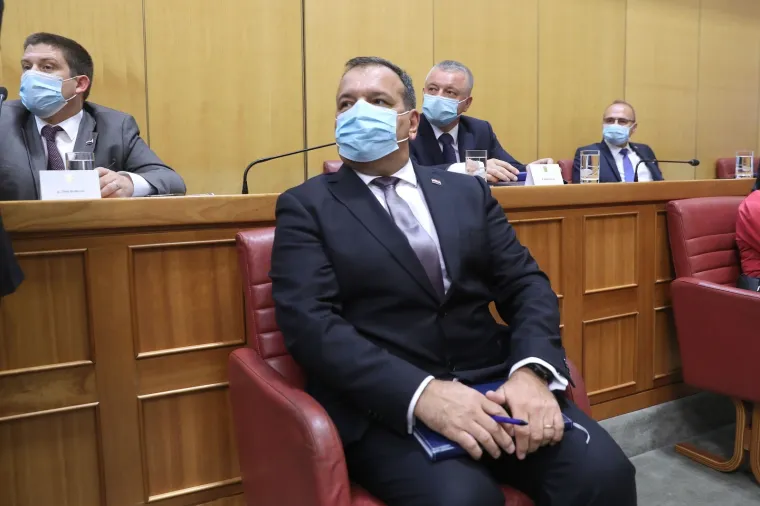 Za njega pravila ne vrijede? Plenković predstavljao program Vlade bez maske na licu, Zekanoviću se to nije svidjelo