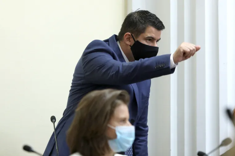 Za njega pravila ne vrijede? Plenković predstavljao program Vlade bez maske na licu, Zekanoviću se to nije svidjelo