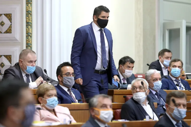 Za njega pravila ne vrijede? Plenković predstavljao program Vlade bez maske na licu, Zekanoviću se to nije svidjelo