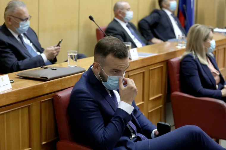 Za njega pravila ne vrijede? Plenković predstavljao program Vlade bez maske na licu, Zekanoviću se to nije svidjelo