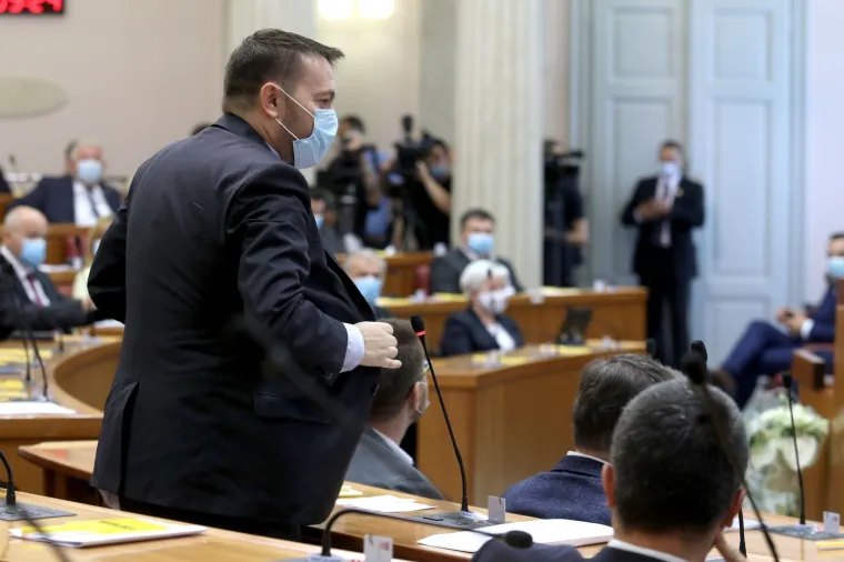 Za njega pravila ne vrijede? Plenković predstavljao program Vlade bez maske na licu, Zekanoviću se to nije svidjelo