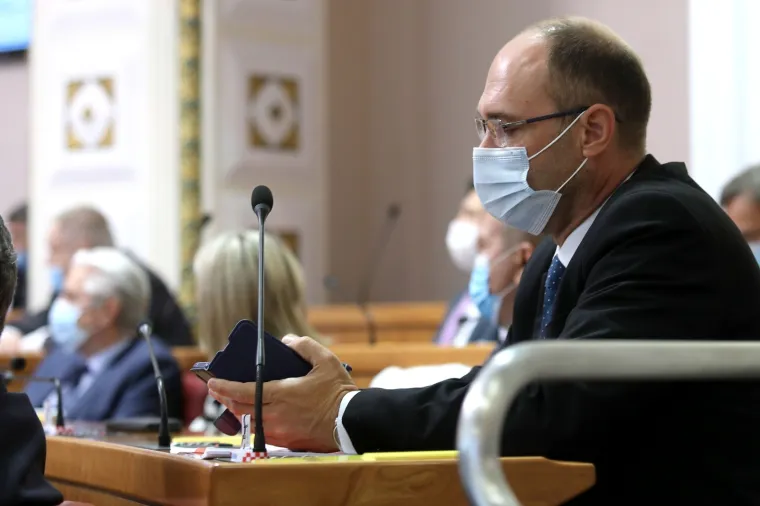 Za njega pravila ne vrijede? Plenković predstavljao program Vlade bez maske na licu, Zekanoviću se to nije svidjelo