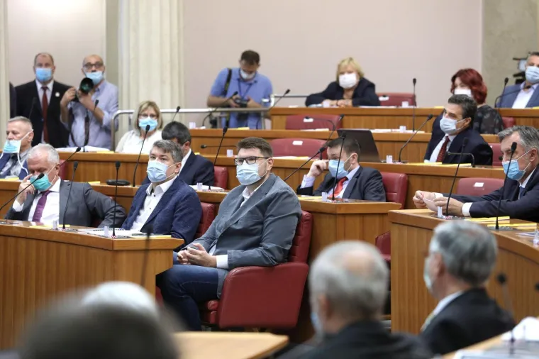 Za njega pravila ne vrijede? Plenković predstavljao program Vlade bez maske na licu, Zekanoviću se to nije svidjelo