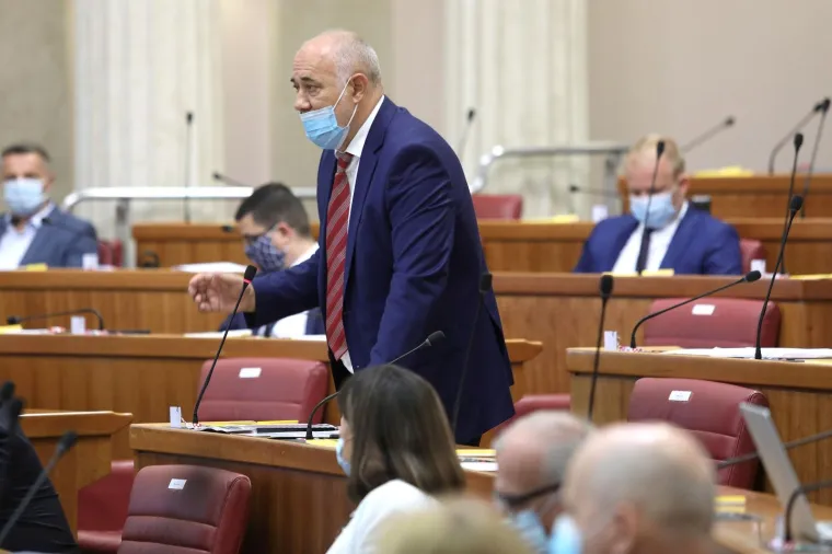 Za njega pravila ne vrijede? Plenković predstavljao program Vlade bez maske na licu, Zekanoviću se to nije svidjelo