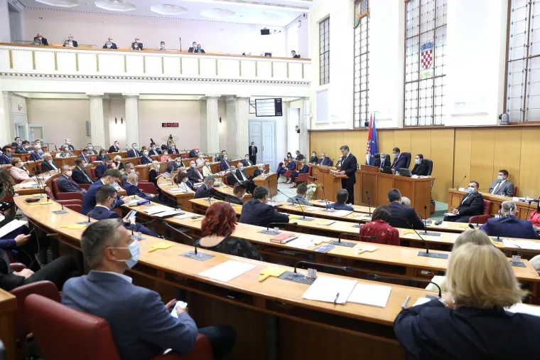 Za njega pravila ne vrijede? Plenković predstavljao program Vlade bez maske na licu, Zekanoviću se to nije svidjelo