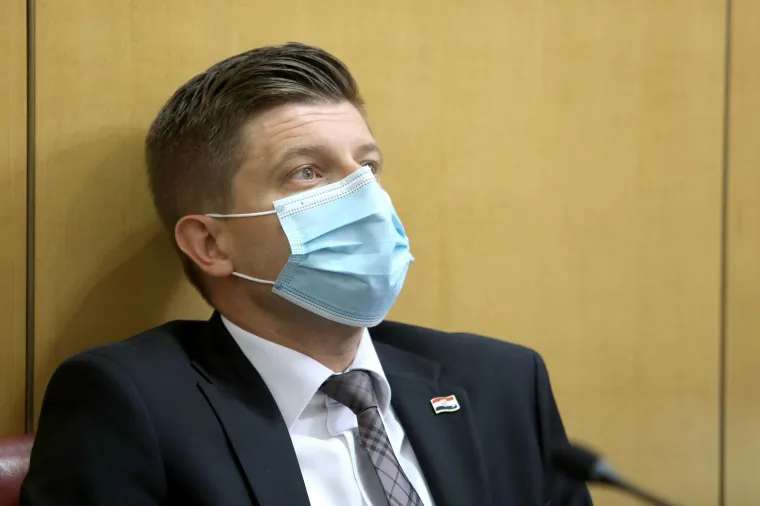 Za njega pravila ne vrijede? Plenković predstavljao program Vlade bez maske na licu, Zekanoviću se to nije svidjelo