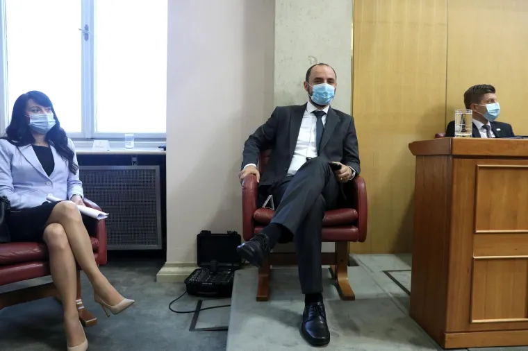 Za njega pravila ne vrijede? Plenković predstavljao program Vlade bez maske na licu, Zekanoviću se to nije svidjelo