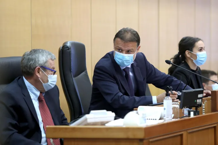 Za njega pravila ne vrijede? Plenković predstavljao program Vlade bez maske na licu, Zekanoviću se to nije svidjelo