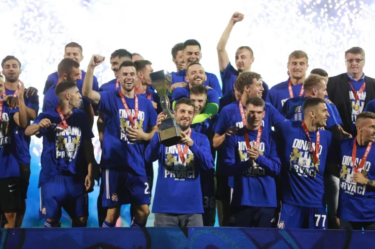 [FOTO] BJELICA I JOVIĆEVIĆ DOBIT ĆE MEDALJE PO&Scaron;TOM: Pogledajte kako su dinamovci proslavili 21. naslov prvaka na praznom Maksimiru
