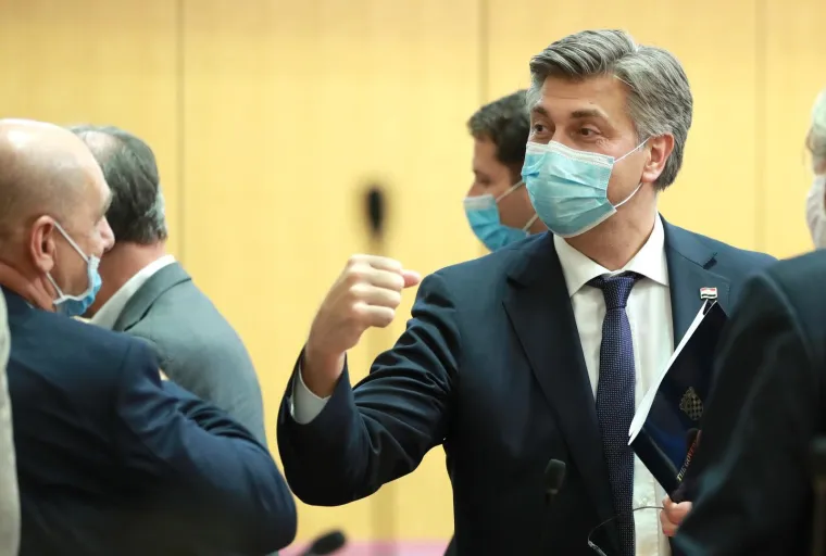 Kasno sinoć izglasana nova Vlada: Pogledajte atmosferu u Saboru, Plenkoviću čestitali na korona način