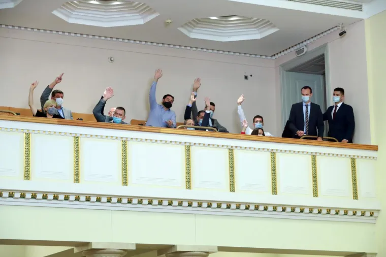 Kasno sinoć izglasana nova Vlada: Pogledajte atmosferu u Saboru, Plenkoviću čestitali na korona način