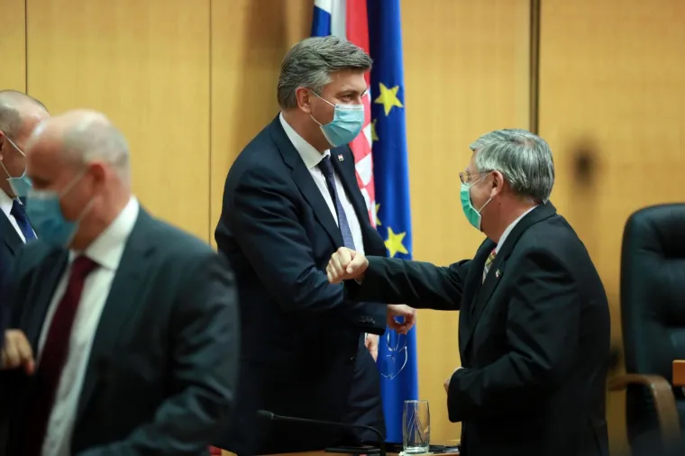 Kasno sinoć izglasana nova Vlada: Pogledajte atmosferu u Saboru, Plenkoviću čestitali na korona način